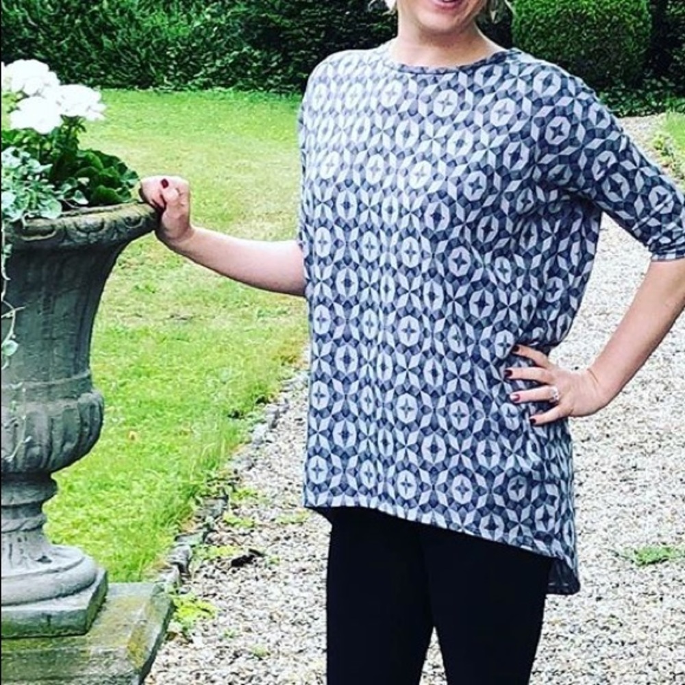 • LulaRoe • Irma Tunic Gray Black Print XS